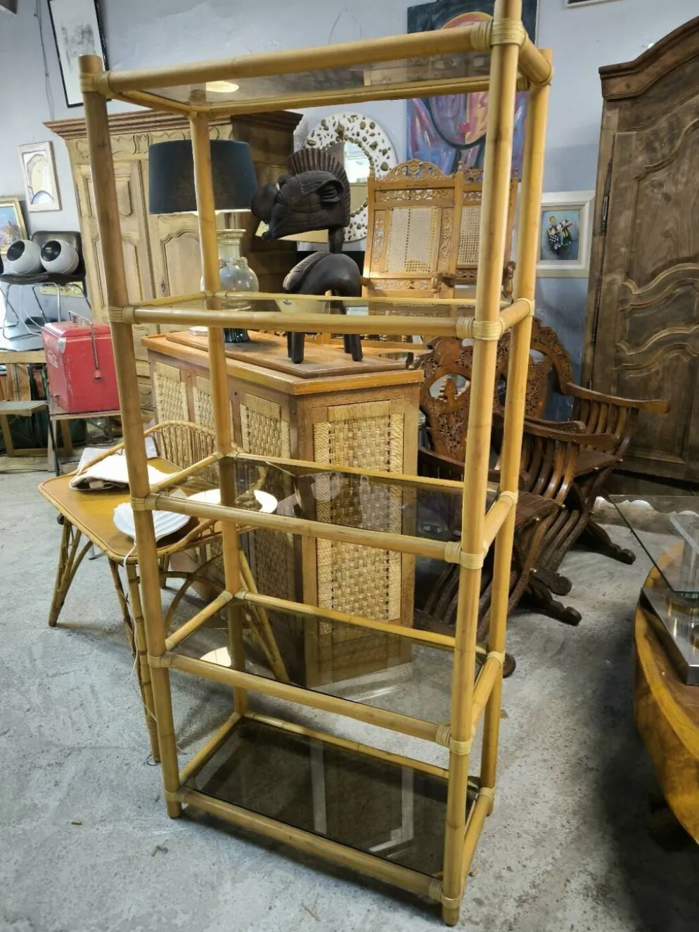 Étagère bibliothèque en bambou et verre fumé vers 1970