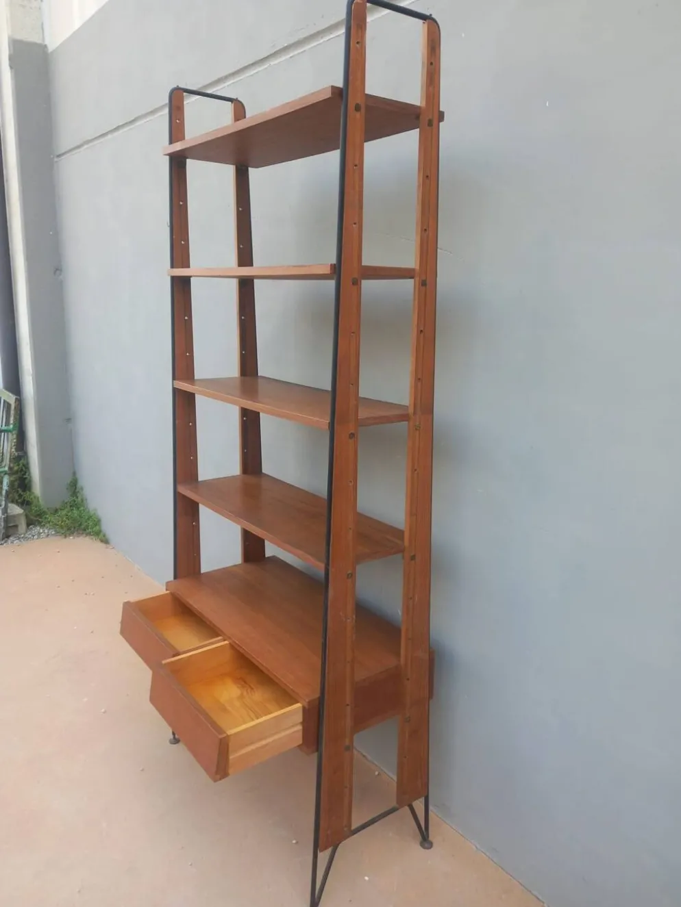 Étagère bibliothèque scandinave vintage en teck et métal noir – Design