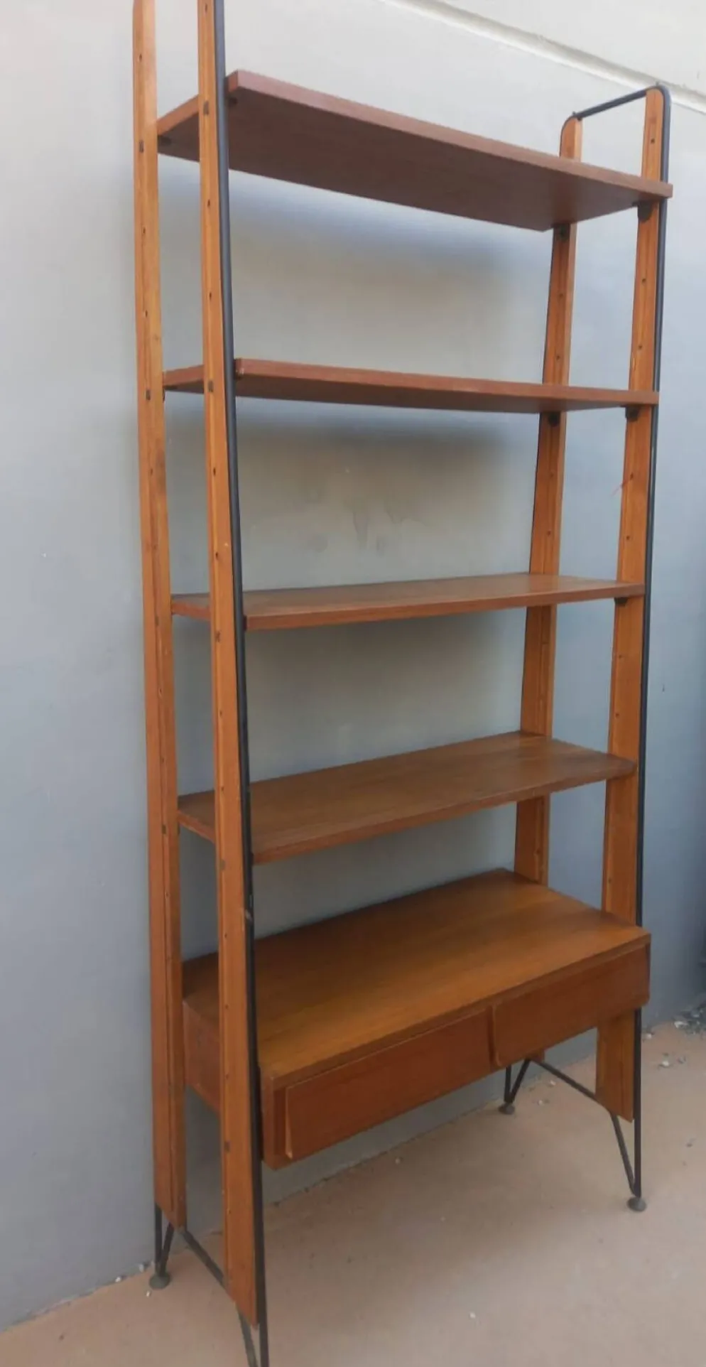 Étagère bibliothèque scandinave vintage en teck et métal noir – Design