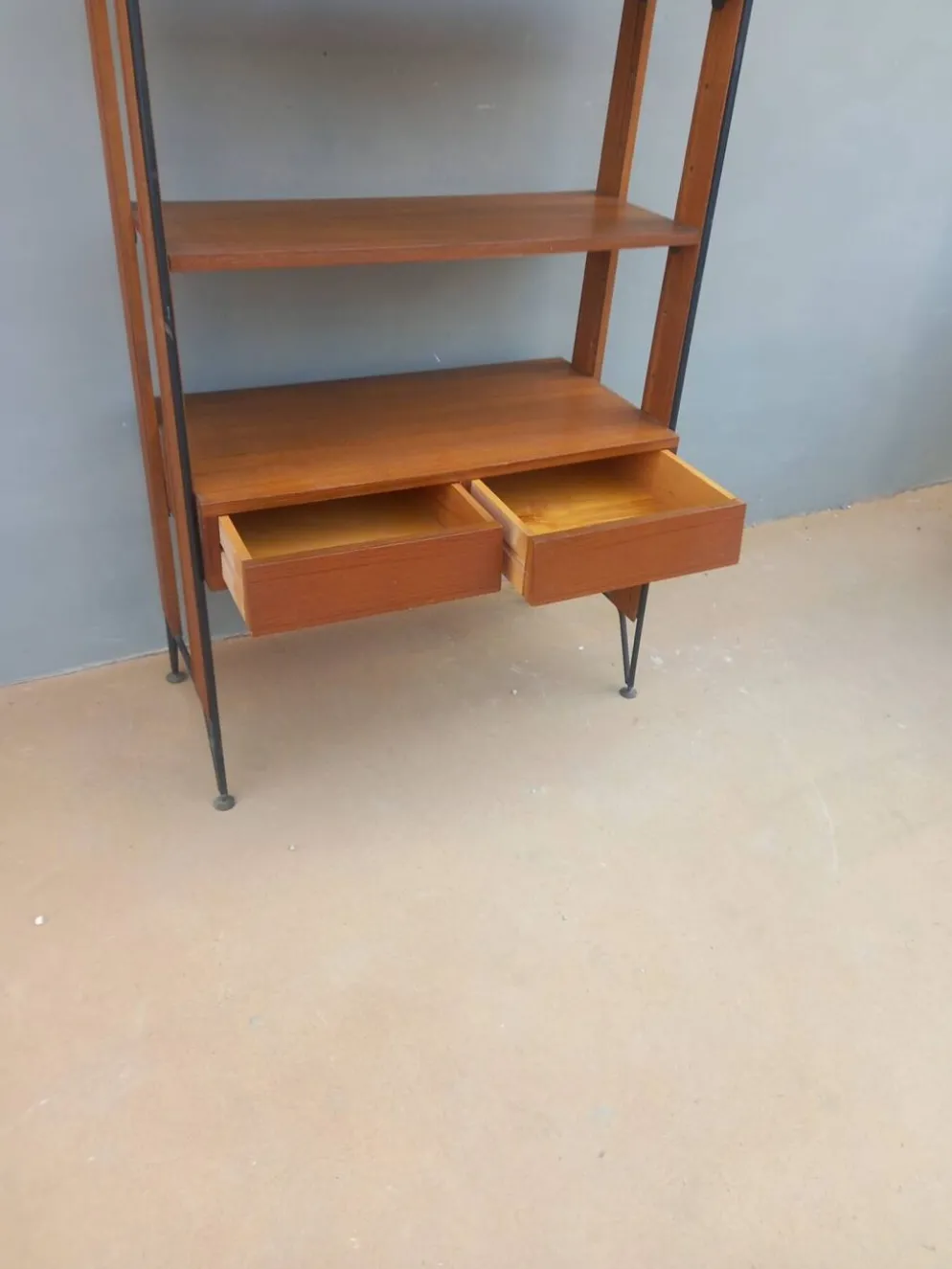 Étagère bibliothèque scandinave vintage en teck et métal noir – Design