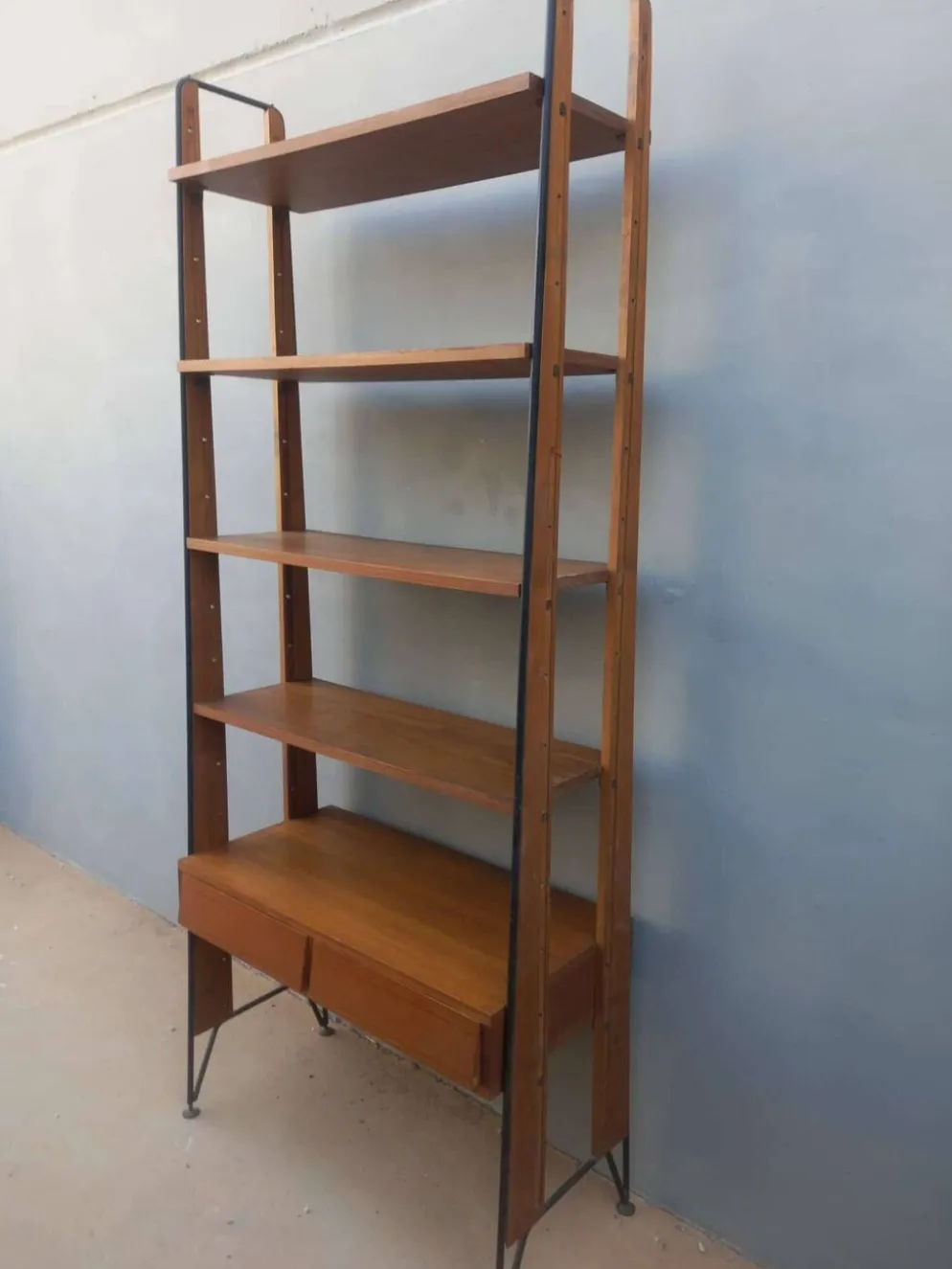 Étagère bibliothèque scandinave vintage en teck et métal noir – Design