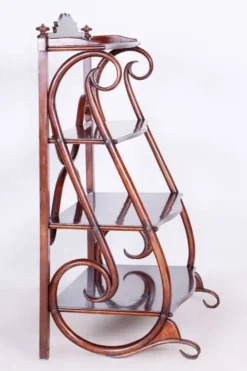 Étagère Biedermeier en hêtre et noyer attribuée à Thonet, Autriche, Vienne, années 1910.