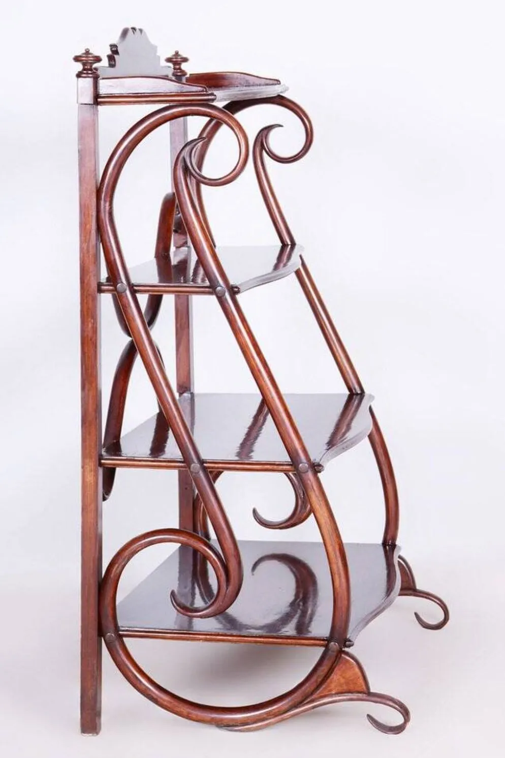 Étagère Biedermeier en hêtre et noyer attribuée à Thonet, Autriche, Vienne, années 1910.