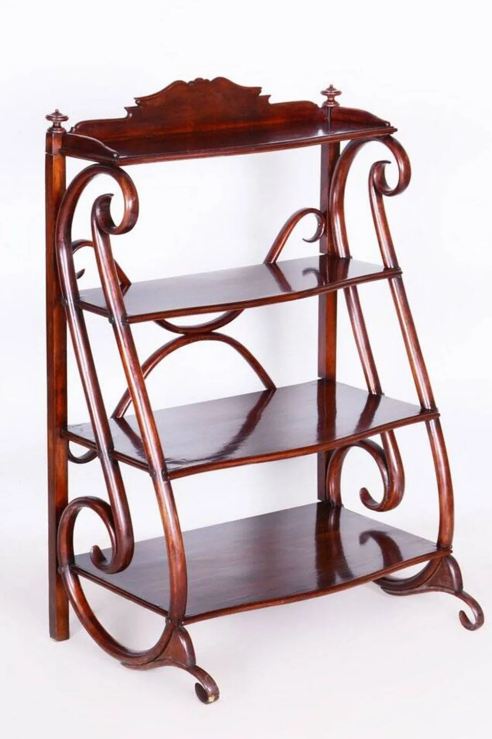 Étagère Biedermeier en hêtre et noyer attribuée à Thonet, Autriche, Vienne, années 1910.
