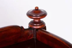 Étagère Biedermeier en hêtre et noyer attribuée à Thonet, Autriche, Vienne, années 1910.