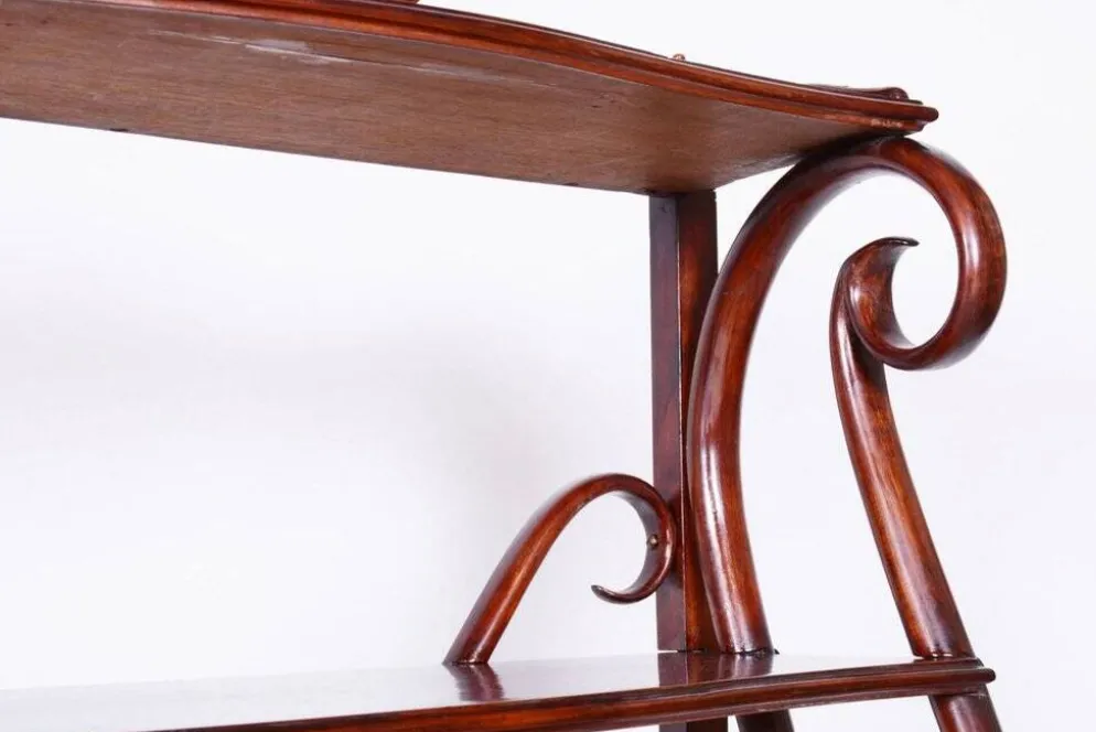 Étagère Biedermeier en hêtre et noyer attribuée à Thonet, Autriche, Vienne, années 1910.
