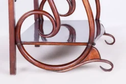 Étagère Biedermeier en hêtre et noyer attribuée à Thonet, Autriche, Vienne, années 1910.