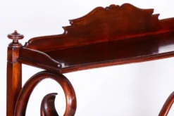 Étagère Biedermeier en hêtre et noyer attribuée à Thonet, Autriche, Vienne, années 1910.