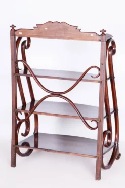 Étagère Biedermeier en hêtre et noyer attribuée à Thonet, Autriche, Vienne, années 1910.