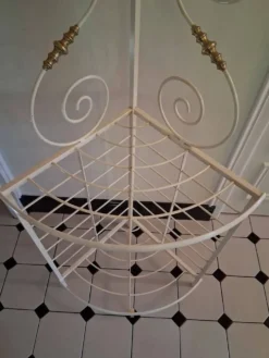 Étagère boulangère d'angle en fer forgé crème et laiton