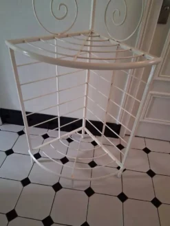 Étagère boulangère d'angle en fer forgé crème et laiton