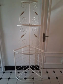 Étagère boulangère d'angle en fer forgé crème et laiton