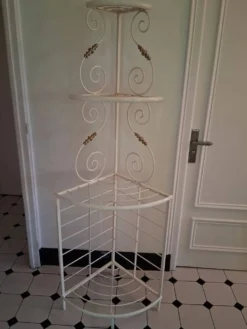 Étagère boulangère d'angle en fer forgé crème et laiton