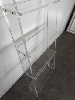 Étagère échelle en plexiglas années 70 dans le goût des Invisibles du Marais
