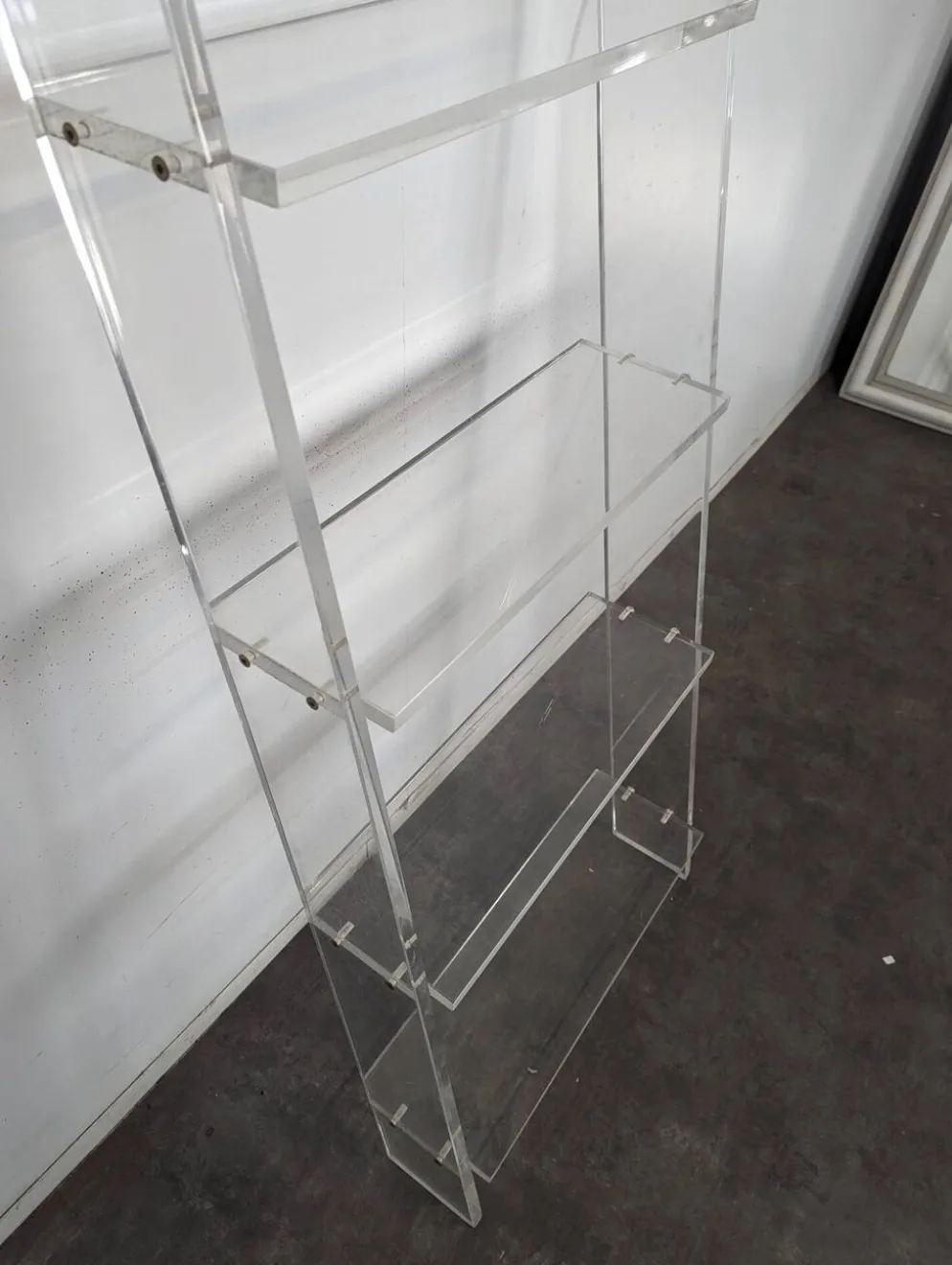 Étagère échelle en plexiglas années 70 dans le goût des Invisibles du Marais