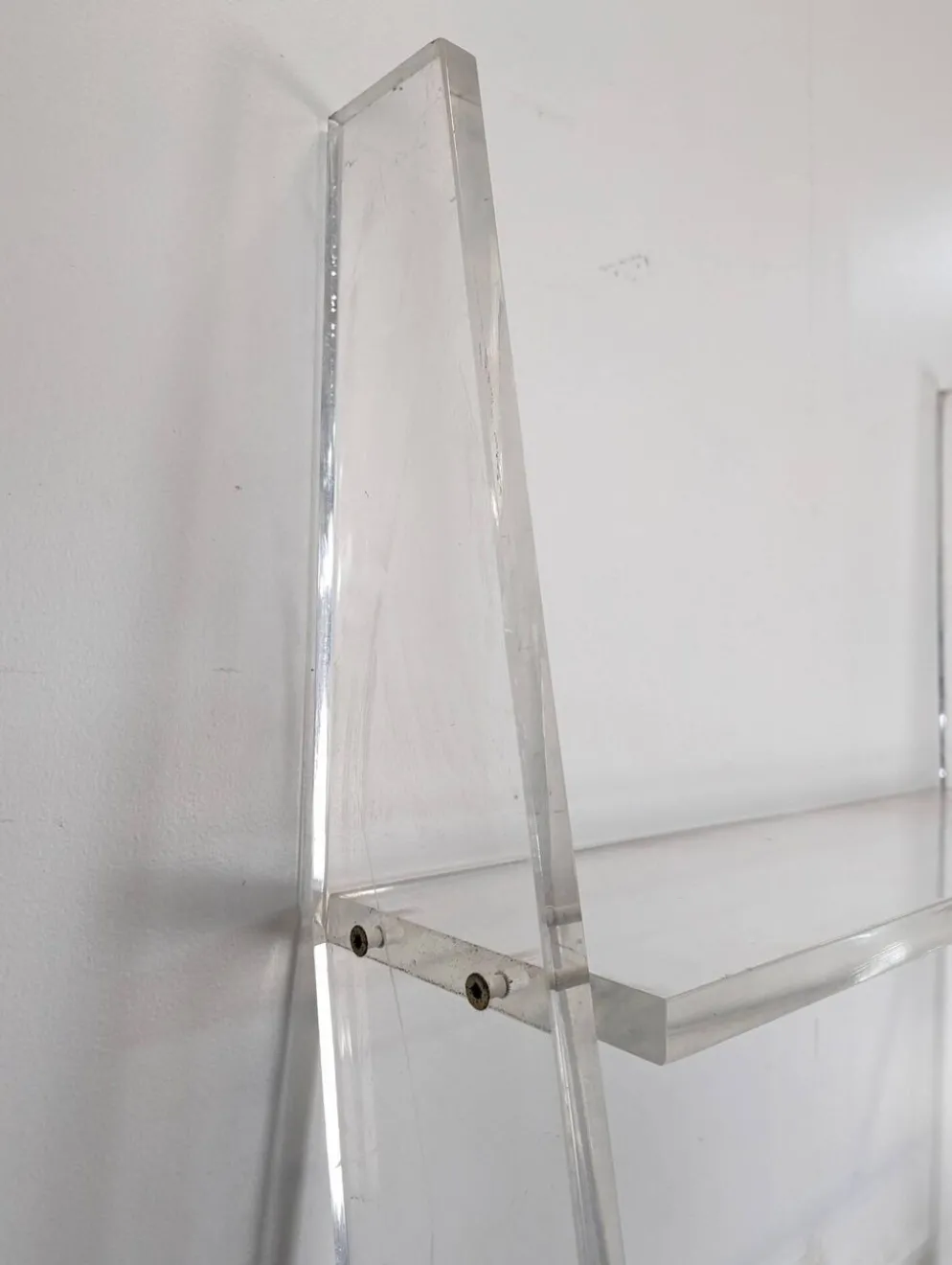Étagère échelle en plexiglas années 70 dans le goût des Invisibles du Marais