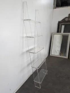 Étagère échelle en plexiglas années 70 dans le goût des Invisibles du Marais