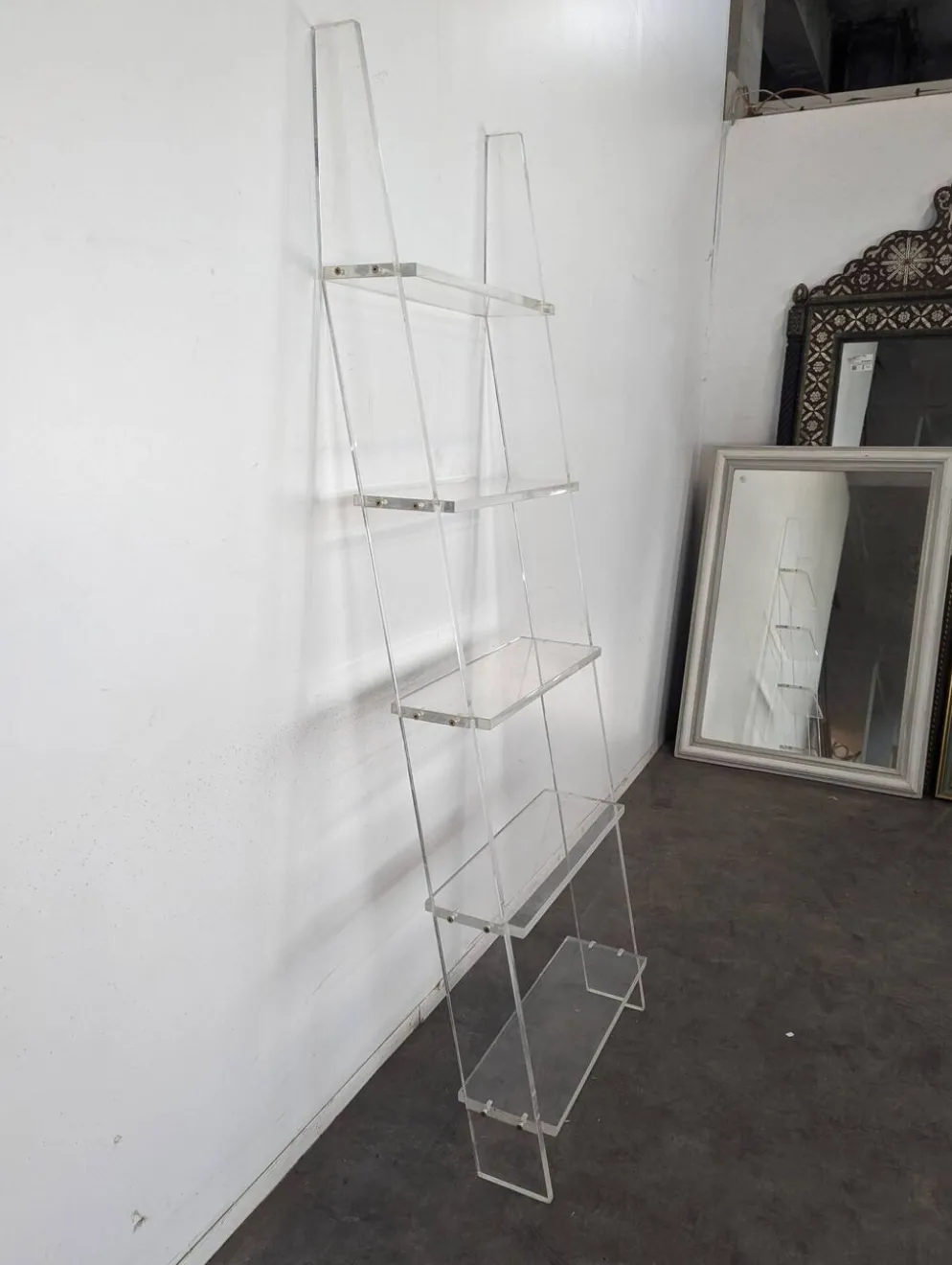 Étagère échelle en plexiglas années 70 dans le goût des Invisibles du Marais