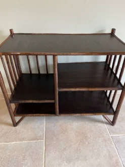 Étagère console en rotin brun