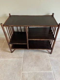 Étagère console en rotin brun