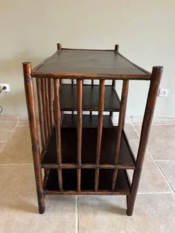 Étagère console en rotin brun