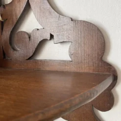 étagère d'angle anceinne en bois ajouré 3 plateaux