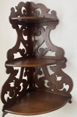 étagère d'angle anceinne en bois ajouré 3 plateaux