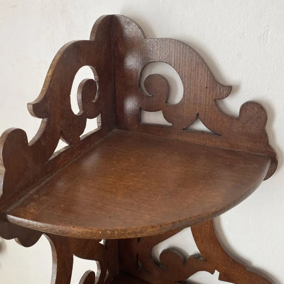 étagère d'angle anceinne en bois ajouré 3 plateaux