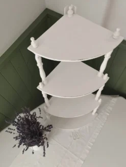 Étagère d'angle en bois tourné peint en blanc