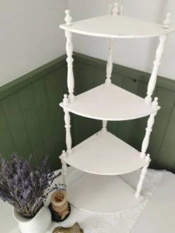Étagère d'angle en bois tourné peint en blanc