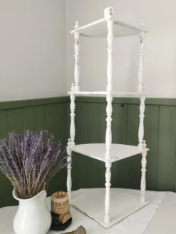 Étagère d'angle en bois tourné peint en blanc