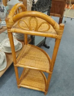 Étagère d'angle en rotin