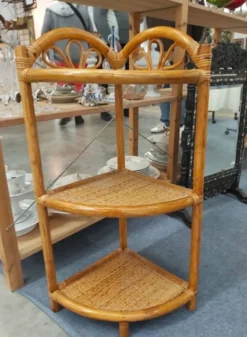 Étagère d'angle en rotin