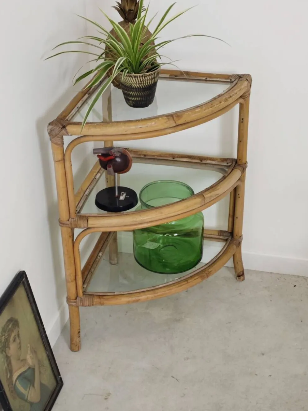 Étagère d'angle en rotin et verre 1970