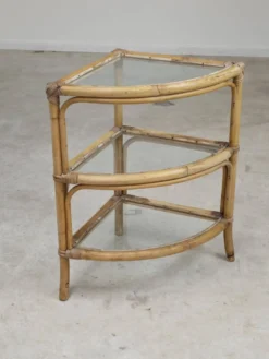 Étagère d'angle en rotin et verre 1970