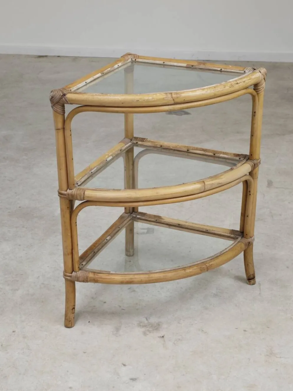 Étagère d'angle en rotin et verre 1970