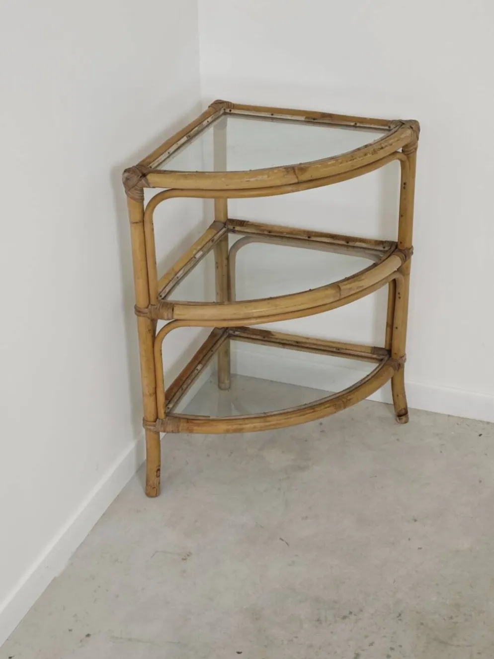 Étagère d'angle en rotin et verre 1970