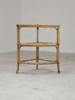 Étagère d'angle en rotin et verre 1970