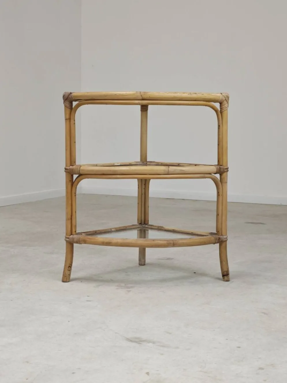 Étagère d'angle en rotin et verre 1970
