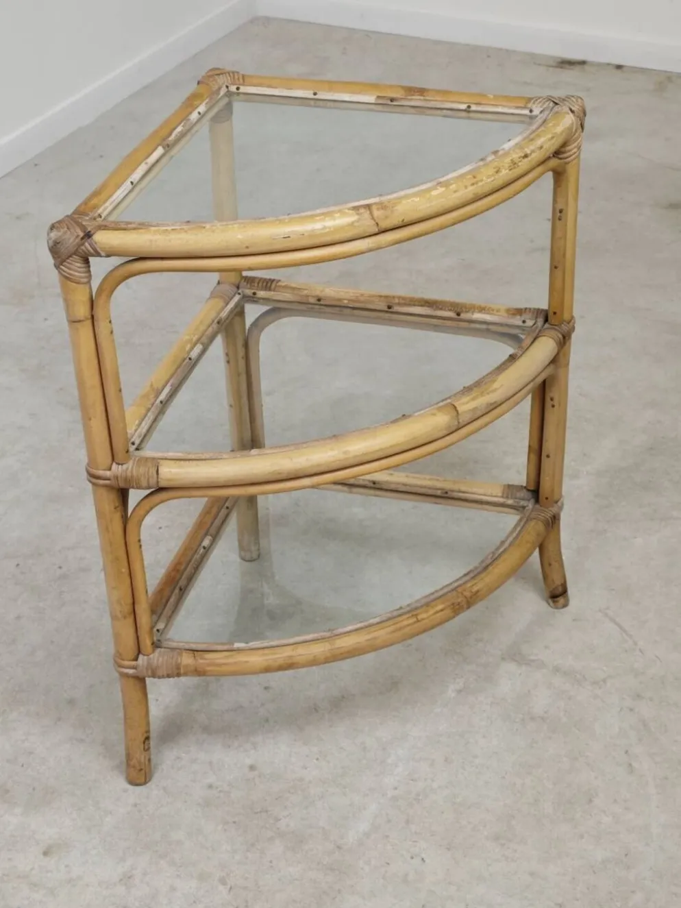 Étagère d'angle en rotin et verre 1970