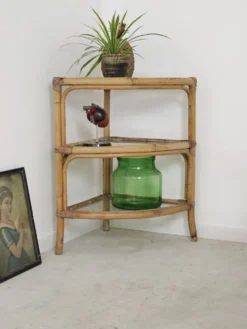 Étagère d'angle en rotin et verre 1970