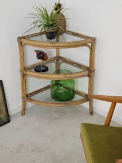 Étagère d'angle en rotin et verre 1970