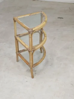 Étagère d'angle en rotin et verre 1970