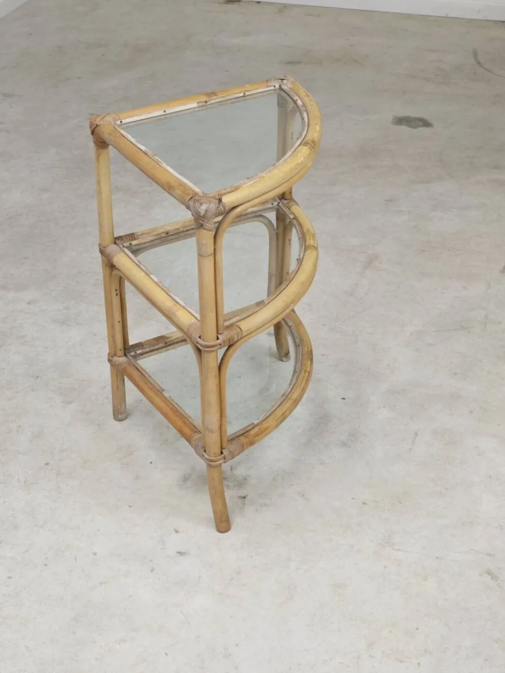 Étagère d'angle en rotin et verre 1970