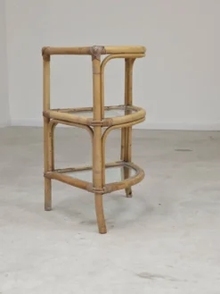 Étagère d'angle en rotin et verre 1970