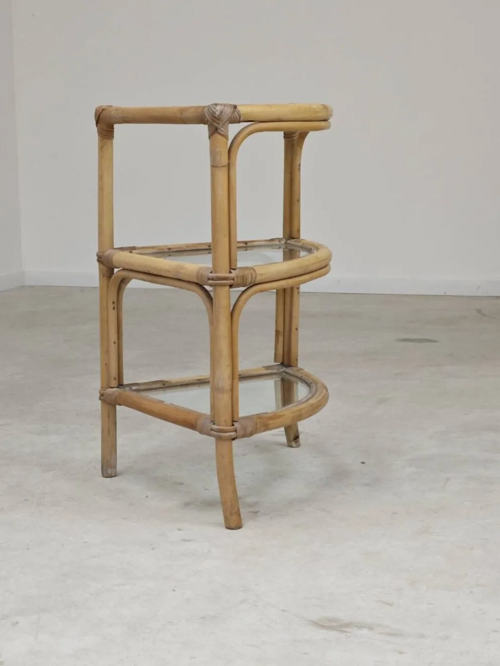 Étagère d'angle en rotin et verre 1970