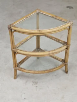 Étagère d'angle en rotin et verre 1970