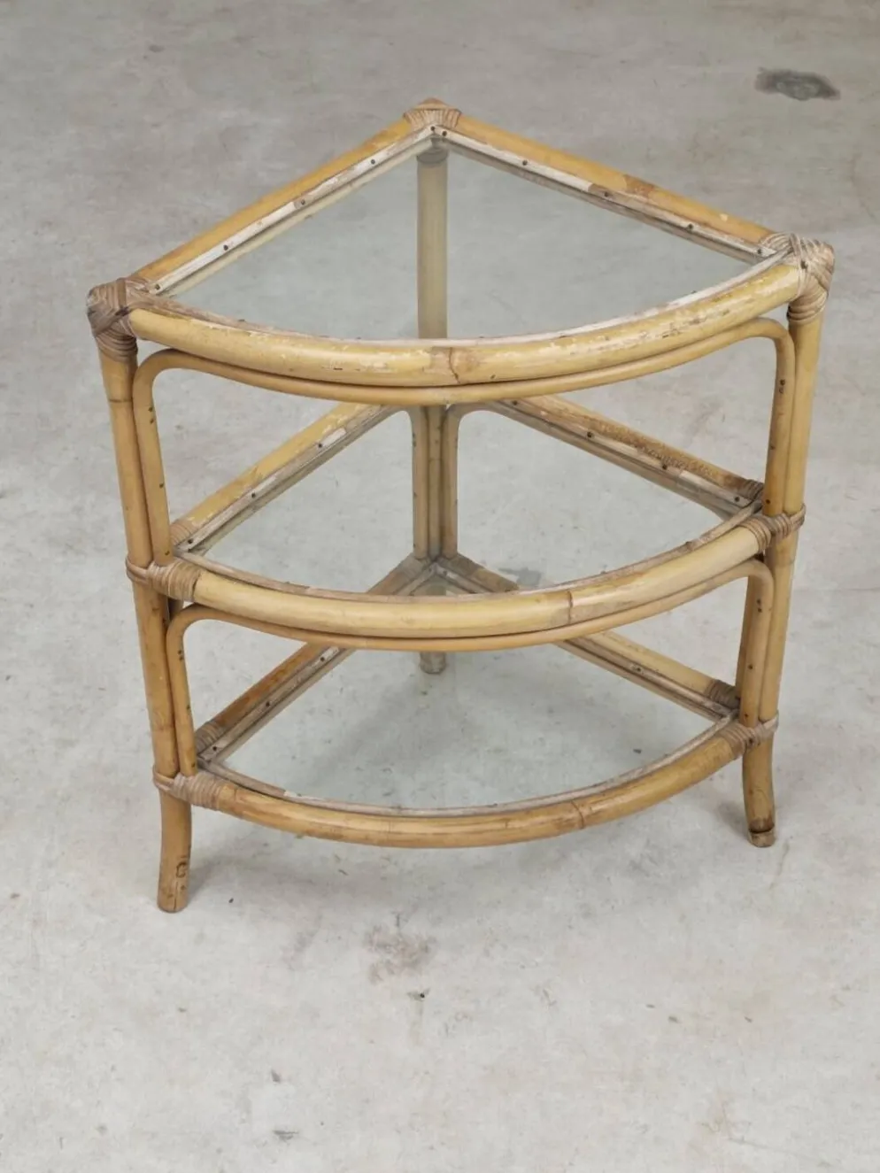 Étagère d'angle en rotin et verre 1970