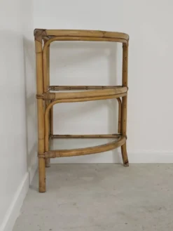 Étagère d'angle en rotin et verre 1970