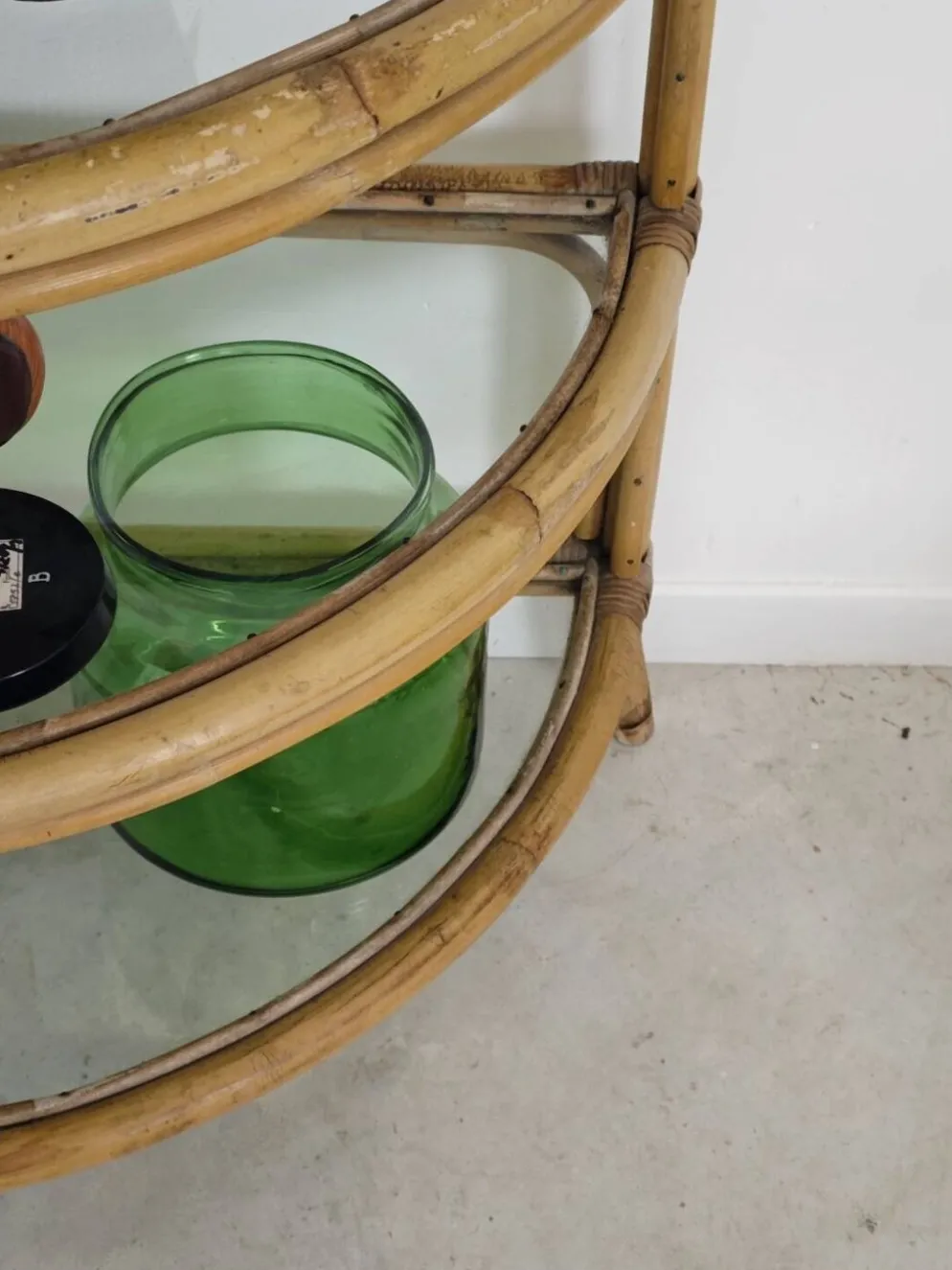 Étagère d'angle en rotin et verre 1970